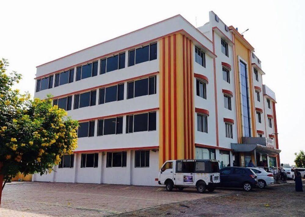Hotel Sai Shraddha Shirdi Exteriör bild